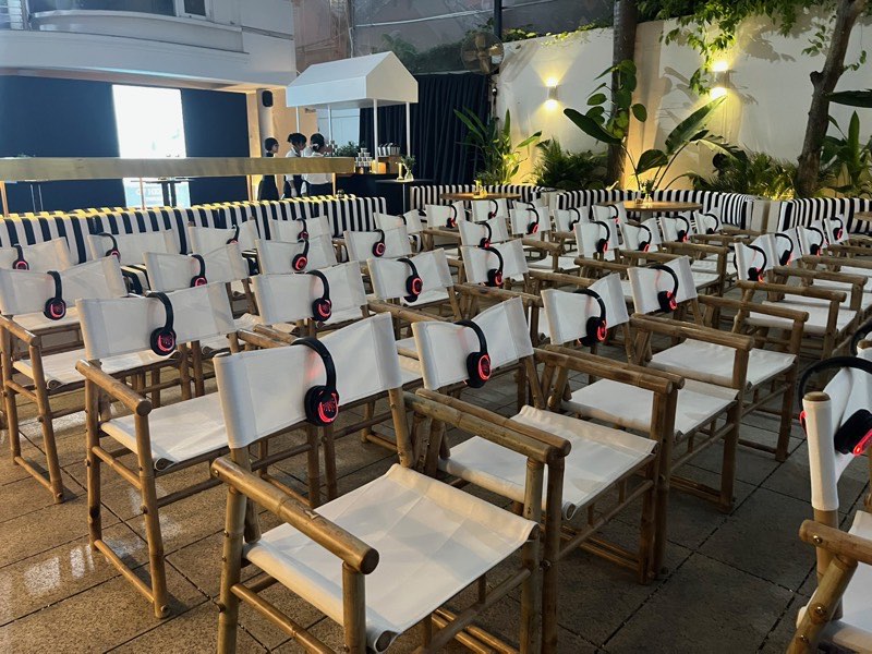 Installation de cinéma silencieux Hermès avec un casque sur chaque siège