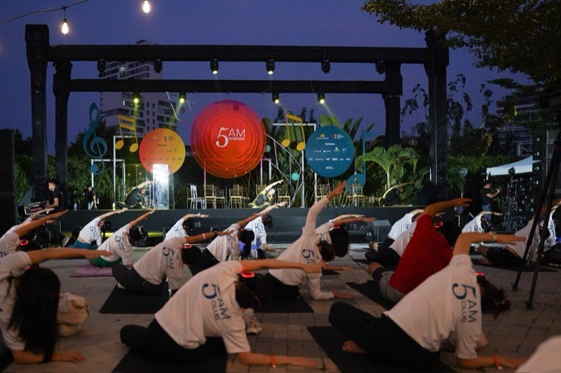 Silent disco yoga tại 5AM Concert, học viên đeo tai nghe SSounds tập ngoài trời buổi tối