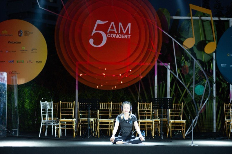 5AM Concert舞台，教练通过耳机带领课程