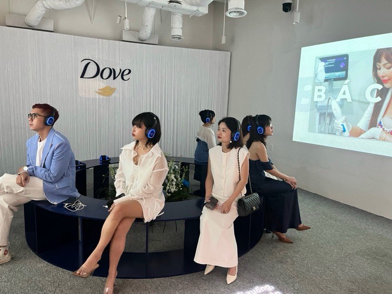 SSounds 헤드폰을 착용한 Dove 행사 참석자들